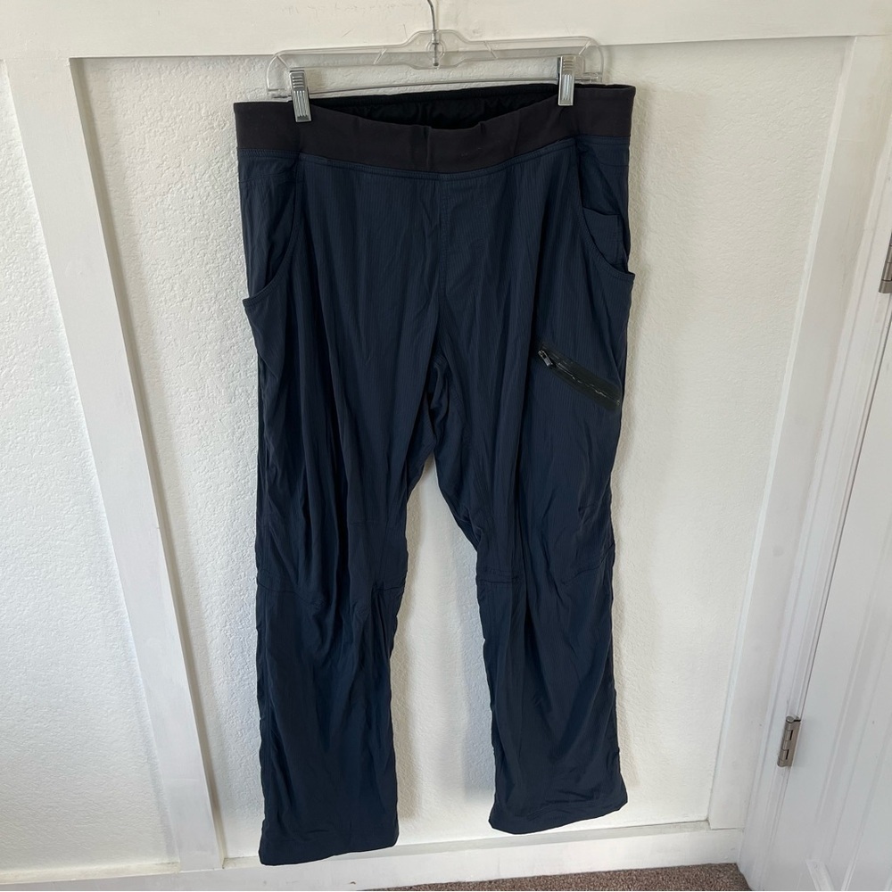 Lululemon Athletica Women's XL Studio Dance Pants.